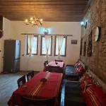 капсъзовата къща Holiday home Leshten
